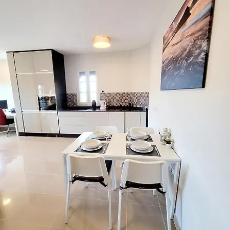 Luxus Apartment Atlantico * Арона